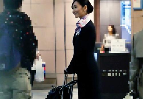 ＜即尺＞会員制高級売春クラブの現役CAさん♪ 制服着たまま清楚なマンコでご奉仕して大量顔射されてしまう！