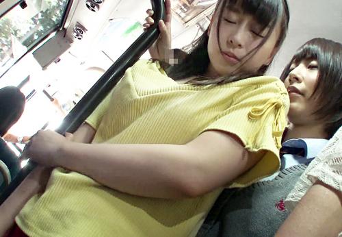 ＜痴漢バス＞タイトミニの清楚なOLさん♪ ドSな制服レズJKにクリ責めされてビクビク痙攣絶頂してしまう！