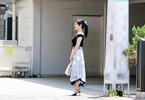 ＜熟女＞保険の外交員として働く四十路の奥様(40)♪ 1年旦那チンポ入れてない人妻マンコで連続絶頂してしまう！