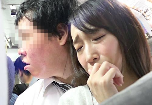 ＜痴漢＞デカ尻巨乳な人妻OLさん♪ 夫の隣でフェラした痴漢師チンポに生ハメされてお掃除フェラまでしてしまう！