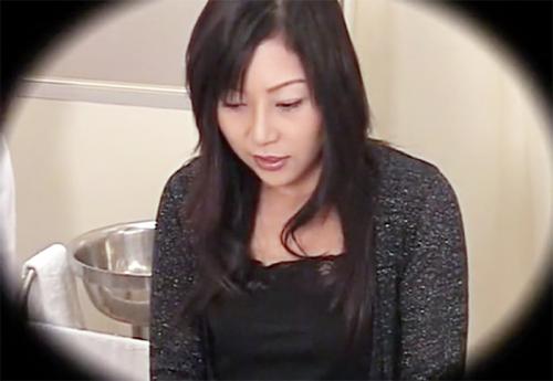 ＜熟女＞産婦人科を受診するエレガントな三十路奥さん♪ 変態医師に貧乳乳首コリコリされて悶絶してしまう！