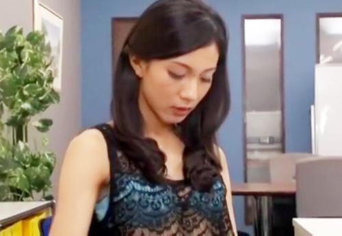 ＜ニューハーフ＞スレンダー巨根の美人OLさん♪ 残業中に乳首弄りながらギン勃ちペニクリでセンズリしてしまう！