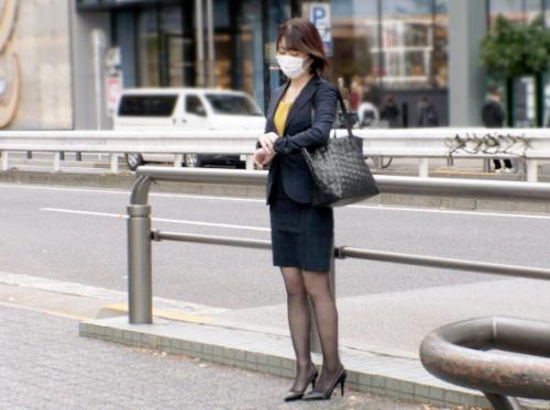 【OL×美女】極エロくびれ淫尻★三十路前の美人スーツOLさん(29)♪ 黒スト着衣の潮吹きマンコを弄り倒されてしまう！