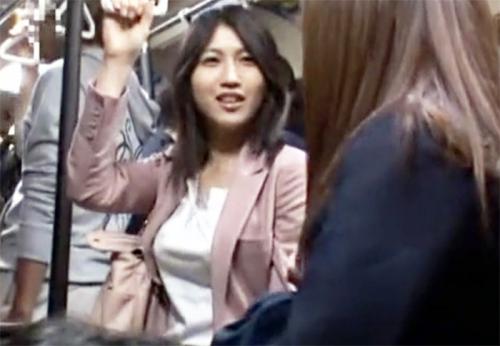＜満員バス＞生徒と帰宅中に集団痴漢に襲われる美人教師さん♪ 教え子の身代わりに清楚なマンコを差し出してしまう！