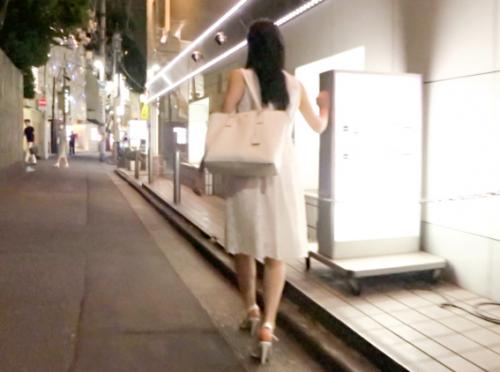 ＜人妻キャバ嬢×中出し＞ロリ顔ちっぱい★ラブホ街の泥酔人妻キャバ嬢さん♪ ラブホに連れ込ま無毛恥丘に中出しされてしまう！