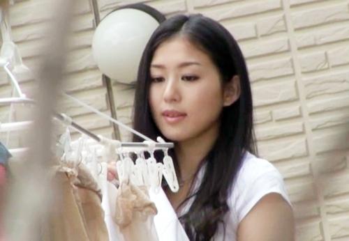 ＜熟女＞お上品でエロ尻巨乳な美人妻さん♪ 隣人の変態に清楚なマンコでオナニーする痴態を盗撮されてしまう！