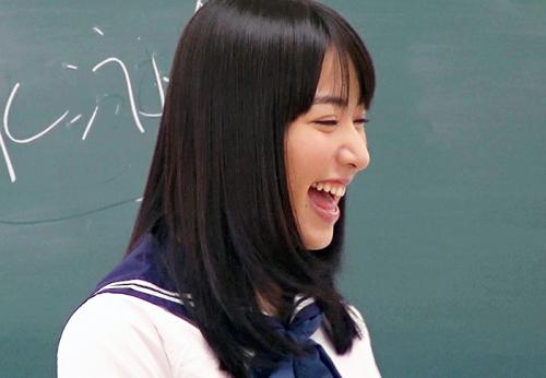 清純派制服美少女な転校生JKさん♪ クラス中のチンポ漁りして同級生ザーメン飲み干してしまう！