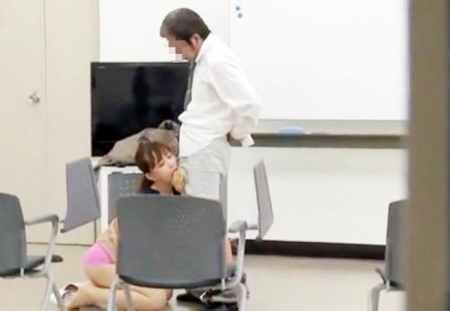 ＜盗撮＞英会話講師のインテリ美女さん♪ フェラご奉仕してフル勃起の校長チンポでアナル中出しされてしまう！
