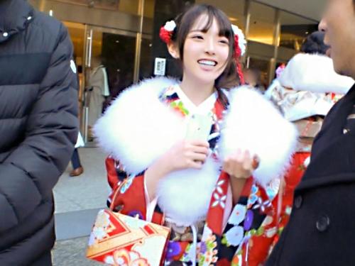 ＜素人JD×ナンパ3P＞極エロ淫尻★成人式振袖の20歳新成人女子大生さん！ 着衣のまま即濡れマンコを巨根ピストンされる！