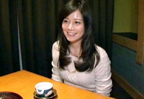 ＜人妻＞お上品なお淑やか三十路妻さん♪ 旅館のコタツで不倫相手に手マンされた清楚なマンコを鬼ピスされてしまう！