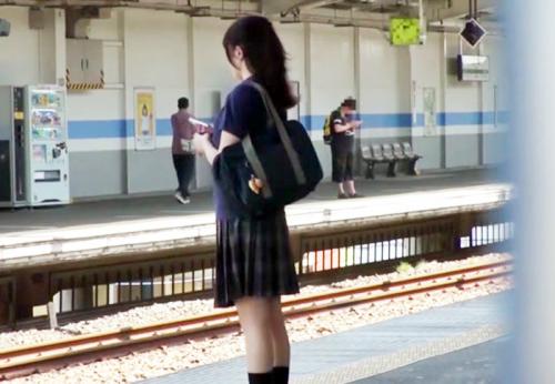 ＜痴漢＞満員電車の制服美少女JKさん♪ 猥褻ローター責めで失禁した清純マンコを生ピス顔射されてしまう！