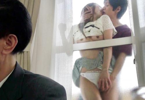 ＜団地妻NTR＞エロ尻スレンダーなミニスカ美人妻さん♪ 夫在宅の自宅ベランダで隣人チンポと不倫性交してしまう！