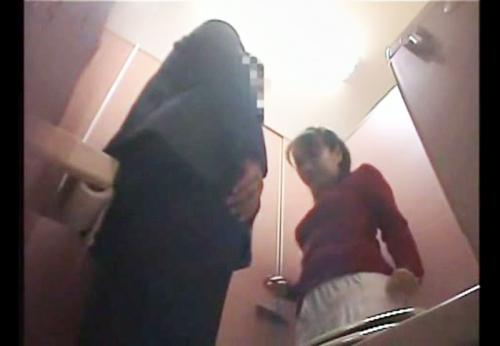 ＜ハメ撮り＞都内近郊にある某市公衆トイレで噂の売り専主婦の卑猥なマンコに中出しする一部始終！