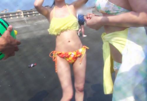 ＜海ナンパ×乱交＞極エロHカップ巨乳デカ尻ボディ★激かわビキニ女子大生さん♪ 大量潮吹きマンコで卑猥3P交尾してしまう！