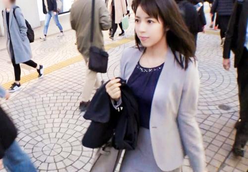 ＜ナンパ＞色白美乳ボディ★不動産会社勤務のスーツOL美女さん(26)♪ お上品なマンコを着衣のままハメ倒されてしまう！