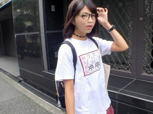 【激カワJD×ナンパ】極エロ美尻★新宿御苑のミニスカめがね女子大生さん(18)♪ 即濡れマンコを弄り倒されてしまう！