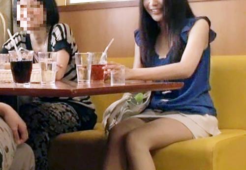 ＜熟女＞ファミレスでママ友とお茶する三十路の人妻さん♪ 駐車場で変態巨根にレイプされてしまう！