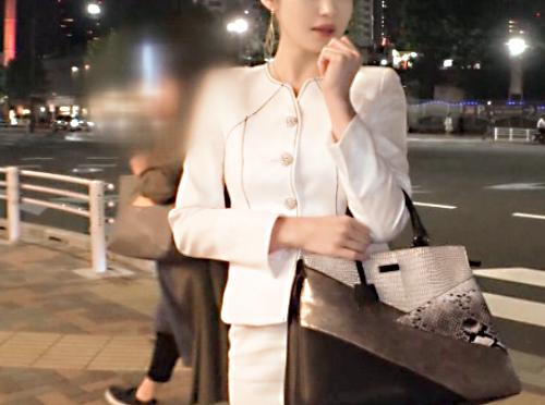 ＜巨乳熟女×ナンパ＞極エロ猥尻★三十路のお上品な美熟人妻さん(34)！着衣のままフェラご奉仕した巨根にハメ倒されてしまう！