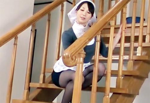 タイトミニ黒ストの家政婦さん♪ エロ尻見てフル勃起のご主人様チンポを着衣のまま尻コキしてしまう！