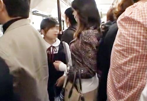 ＜痴漢＞娘のJCと満員バスで帰宅中の美人ママさん♪ 生ハメされた痴漢師の巨根を口マンコでザーメン搾取してしまう！