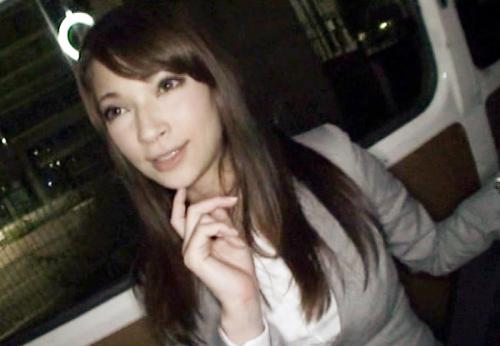 ＜完全着衣＞訳ありの現役英会話講師さん♪ 勤務を抜け出しキモ男チンポに車内フェラご奉仕してしまう！