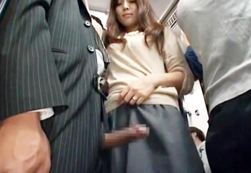 ＜痴漢＞ママ友と満員バスで帰宅中の人妻さん♪ 変態リーマンのギン勃ち露出チンポを口マンコご奉仕してしまう！