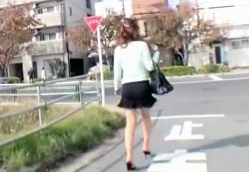 ＜痴漢バス＞タイトミニのエロ尻人妻OLさん♪ 痴漢師の手マンを拒めず敏感マンコで痙攣絶頂てしまう！