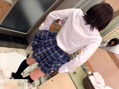 ＜関西娘×ハメ撮り＞ロリかわ小柄★黒髪JK制服の関西弁美少女さん！ 卑猥汁溢れる敏感マンコを巨根ピストンされてしまう！