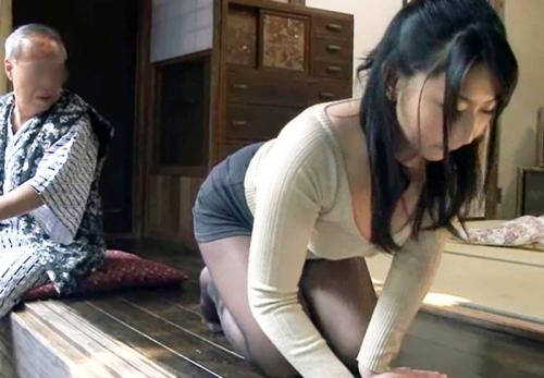 ＜人妻NTR＞タイトミニ黒スト巨乳な奥さん♪ 近所の老人チンポ専用の性処理マンコにされてしまう！