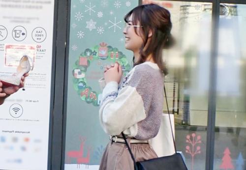 【ナンパ】極細貧乳美ボディ★新宿の美人メガネ受付嬢さん♪ 着衣のまま手マンで潮吹くドM清楚マンコをハメ倒されてしまう！