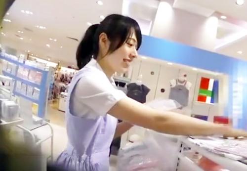 ＜パンチラ＞ベビー服売り場で研修中の美人店員さん♪ カリスマ盗撮師の逆さ撮りで清楚な白パンティを晒されてしまう！
