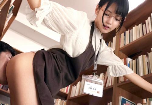 ＜痴女＞極上スレンダー貧乳ボディ★清楚な美人メガネ司書さん♪ 読書男子チンポに鬼ピスさせてお掃除フェラしてしまう！