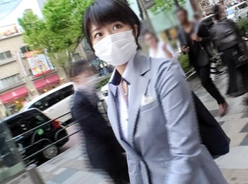＜巨乳OL×ナンパ＞爆エロ猥尻★黒髪ショートの隠れ巨乳スーツOLさん♪ 着衣フェラご奉仕した巨根でハメ倒されてしまう！