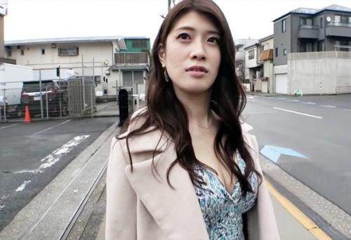 ＜熟女×3P＞極上Gカップ巨乳ボディ★エレガントな三十路の美人妻さん♪ 車内即尺のあと巨根2本でハメ倒されてしまう！