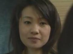 《大沢萌》他人の女に中出しする夫。それを覗く妻が大興奮。夫婦交換、激イキ淫乱セックス