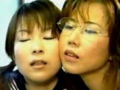 ＜ヘンリー塚本＞女教師と女生徒が濃密ベロチュウ、ディープキス。ペニバンファックで発情レズプレイ