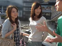 ＜ナンパ＞温泉街でお声掛けされた２４歳と２５歳の綺麗な奥さん達。誘われ男達の風呂付お部屋へ。２人共に激イキ不倫ファック