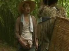硬くなったチンポを露出した変態男に襲われ犯されてしまう足を引きずり歩く女。マンコを貫かれての強制セックス