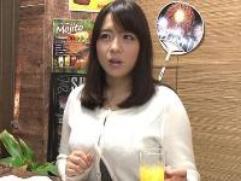 ＜居酒屋ナンパ＞1人飲みしていたきれいな若妻さん。乳首が露わになると凄いんです爆乳。しかも激イキ中出しファック