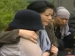 ＞男たちにチンポをねじ込まれ廻され犯される悲惨な家族。鬼畜なまでの強制、輪姦セックス
