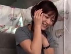 ＜素人ナンパ＞恥じらいながらも露わになった可愛い若妻の胸の谷間が超セクシー。謝礼を渡して中出しセックス