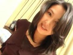 ＞言われるがまま鏡の前でのＭ字開脚で恥じらう色っぽい39歳の主婦。夫以外の肉棒をハメられ絶頂イキ