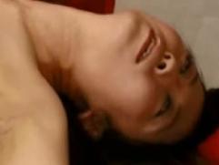 ＞裸体を露わに性感帯を刺激され痙攣、激イキする美乳の女性。GスポットではなくＡスポットを公開しながらの悶絶アクメ