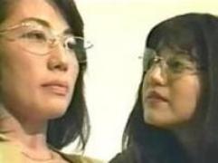 ＞弱味を握られ逆らえず熟女記者に身体を奪われる政治家の熟女。レズ行為での性交、エロモード全開でのレズ行為