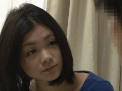 ＜鶴田かな＞練習台にと童貞クンに土下座でお願いされる若妻。着衣のまま素股から挿入、激いき中出しセックス
