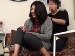 熟女ナンパ。真面目そうで綺麗な40代の奥さんが肩もみマッサージから感じさせられ身体を許します。浮気、中出しセックス