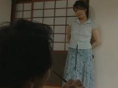 ＞「お母さんと接吻してる所見たの」下宿人の男を平手打ちする剣道娘。その後にはマ〇コを露出して見せての激イキ発情セックス