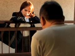 ＞「いくらあるの？」隣に住む女学生に現金を渡す中年のスケベ男。足の指を咥え顔を舐めまわして肉棒を挿入、売春行為