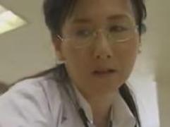 《ヘンリー塚本》映画館で男の肉棒を欲しがる変態熟女。濃密フェラからの発情、痴女セックス