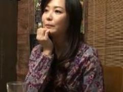 ＜居酒屋ナンパ＞相席からからお持ち帰りされ最後にはハメられる42歳の綺麗な主婦。裸体を露わに激イキ発情セックス
